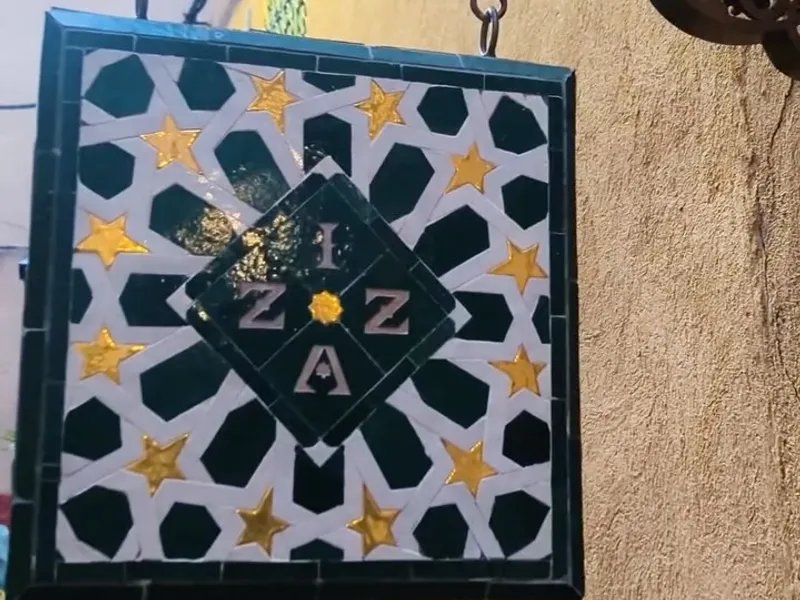 IZZA — Photo 1